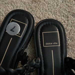 Dolce Vita Black Sandals Elegant and Versatile